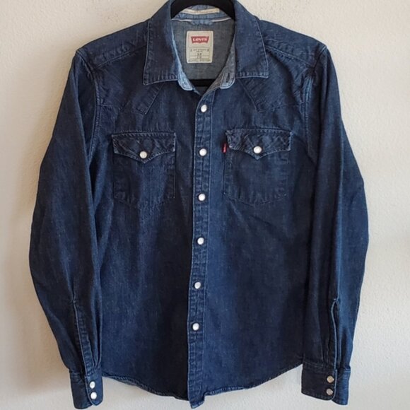 Levi's Classic Western Slim Fit Button Up Shirt - Picture 1 of 10